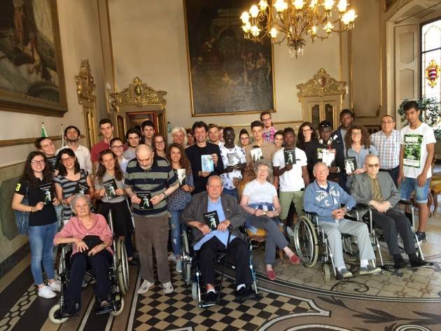 Cremona Studenti del Liceo Vida, anziani de La Pace e minori stranieri in Comune