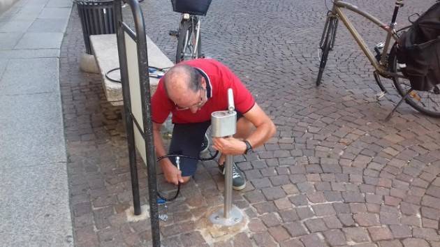 Cremona Ripristinata la pompa per biciclette in largo Boccaccino