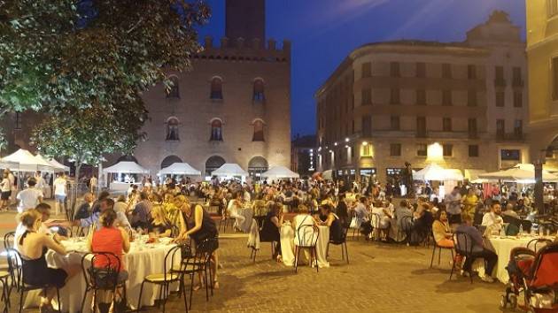 Cena Sotto le Stelle  a Cremona Venerdì 23 Giugno 2017 Terza Edizione di Ristoranti in Piazza