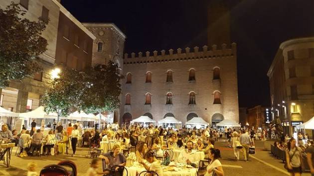 Cena Sotto le Stelle  a Cremona Venerdì 23 Giugno 2017 Terza Edizione di Ristoranti in Piazza