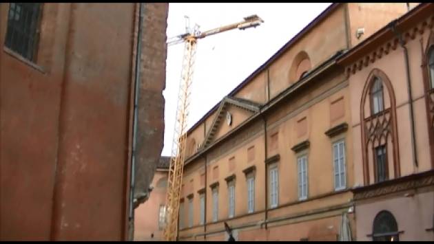 (Video) Tromba d’aria a Cremona sposta una gru che si 'adagia' sul palazzo Vescovile