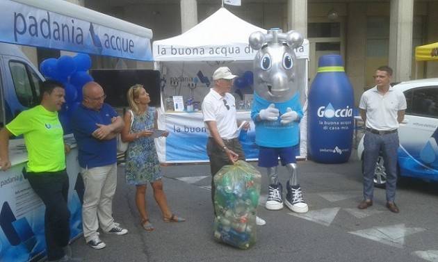 (Video) Cremona Padania Acque in piazza tutela l’ ambiente: una casa dell’acqua mobile ed una vettura elettrica
