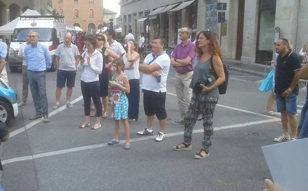 (Video) Cremona Padania Acque in piazza tutela l’ ambiente: una casa dell’acqua mobile ed una vettura elettrica