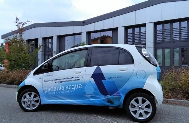 (Video) Cremona Padania Acque in piazza tutela l’ ambiente: una casa dell’acqua mobile ed una vettura elettrica