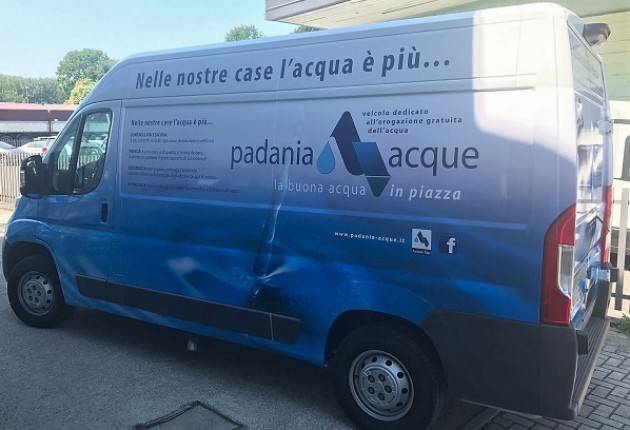 (Video) Cremona Padania Acque in piazza tutela l’ ambiente: una casa dell’acqua mobile ed una vettura elettrica