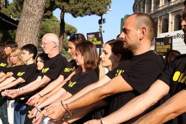 Amnesty Turchia: il nuovo arresto di 4 difensori dei diritti umani è un passo crudele