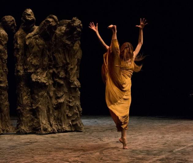 Tamara Fragale danzatrice cremonese sul palco per Pietrasanta in Concerto