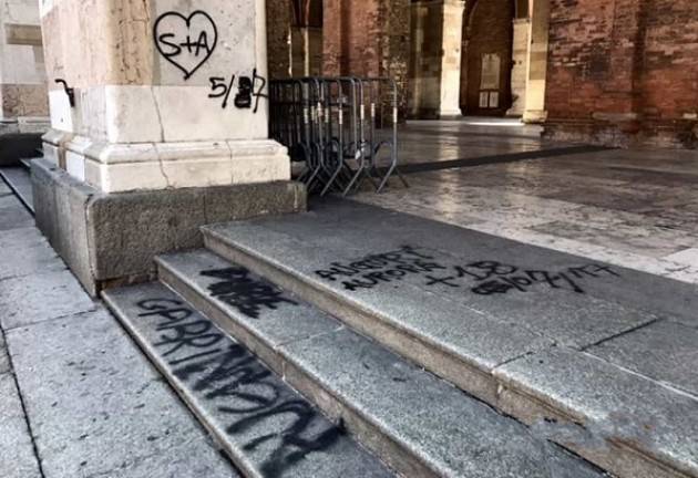 Piacenza  Deturpano con vernice spray Palazzo Gotico