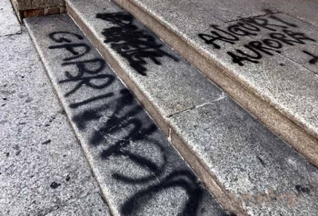 Piacenza  Deturpano con vernice spray Palazzo Gotico