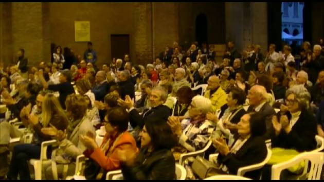 (Video) Fondazione Città di Cremona  Coro degli anziani La Musica della Vita con ‘Volare’ entusiasma la platea