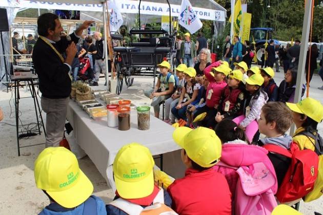 SCUOLA: COLDIRETTI, 2 BAMBINI SU 3 A LEZIONE TRA LE MUCCHE