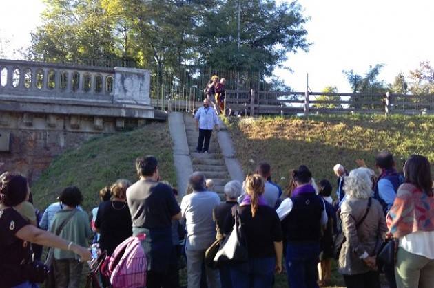 Cremona Tante persone alla passeggiata guidata nella zona Po