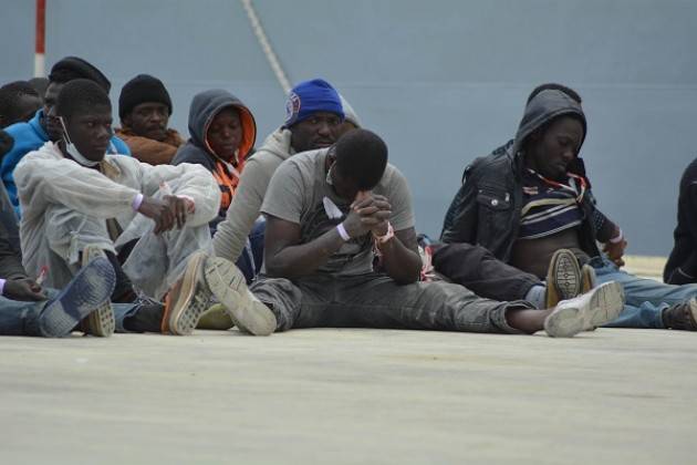 QUEL GIOVANE IMMIGRATO DI COLORE, SCOPPIATO IN UN PIANTO A DIROTTO di Giorgino  Carnevali (Cremona)