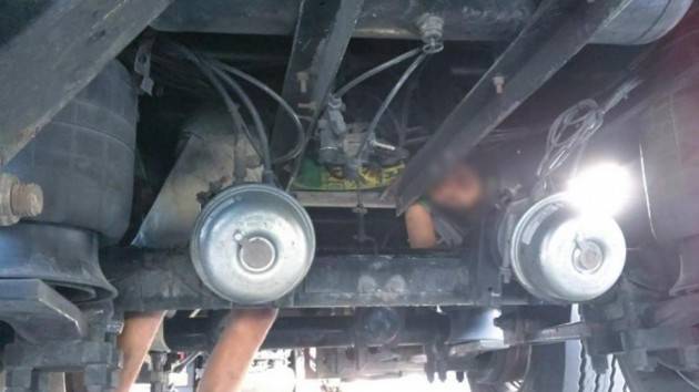 Pianeta Migranti. Aggrappato sotto un tir.
