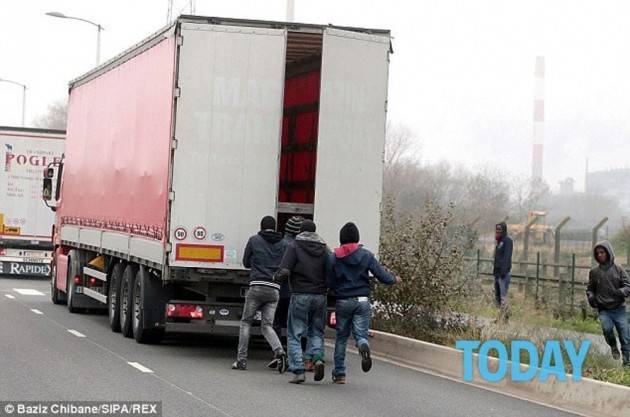 Pianeta Migranti. Aggrappato sotto un tir.