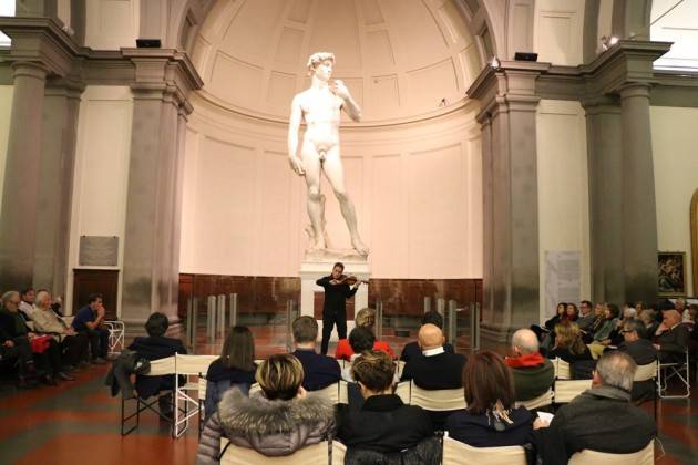 MDV Successo per Cremona a Firenze in occasione di String City . Stradivari davanti al David