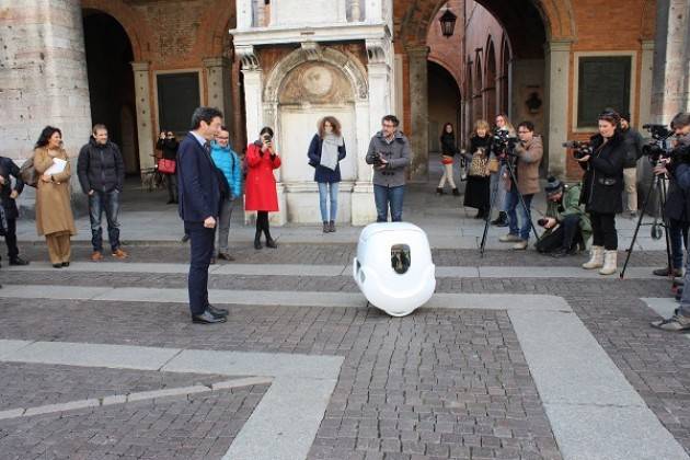 Cremona PRESENTATA LA PRIMA CONSEGNA DI YAPE, IL PONY EXPRESS A GUIDA AUTONOMA