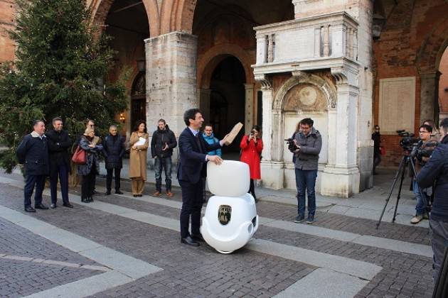 Cremona PRESENTATA LA PRIMA CONSEGNA DI YAPE, IL PONY EXPRESS A GUIDA AUTONOMA