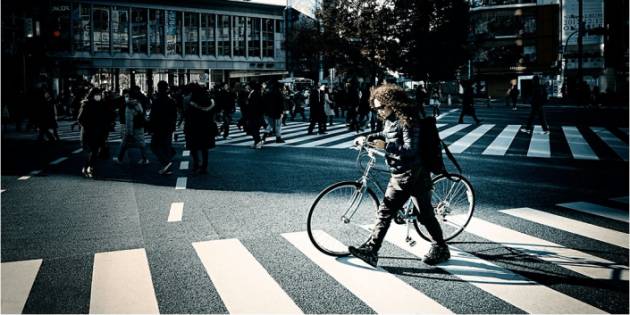 UNA CICLISTA IMPRUDENTE, INDISCIPLINATA, TROPPO PRESA DALLA FRENESIA  QUOTIDIANA. Di Giorgino Carnevali (Cremona)