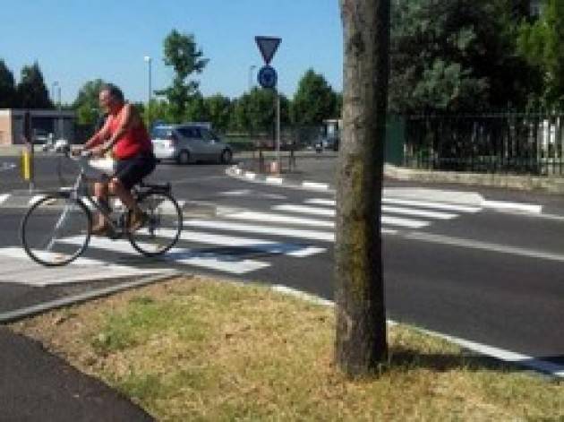 UNA CICLISTA IMPRUDENTE, INDISCIPLINATA, TROPPO PRESA DALLA FRENESIA  QUOTIDIANA. Di Giorgino Carnevali (Cremona)