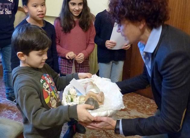 Crema Donato alla Sindaca Bonaldi un Bambino Gesù 