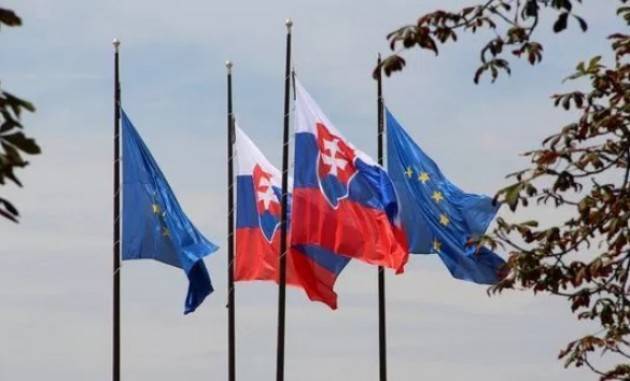 Il 48% dei cittadini slovacchi ha fiducia nell’UE, l’80% nella moneta unica