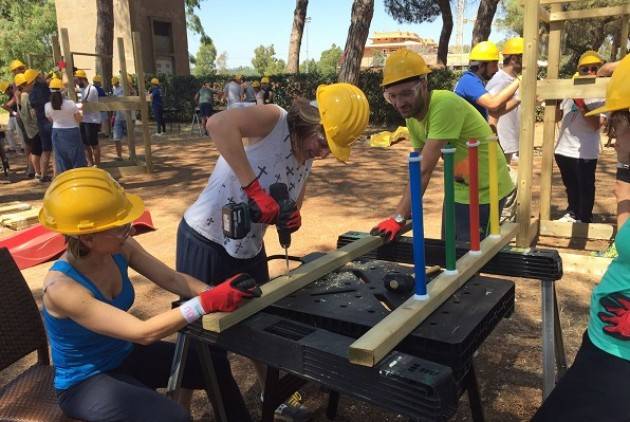 Cremona I dipendenti Findomestic diventano falegnami per solidarietà