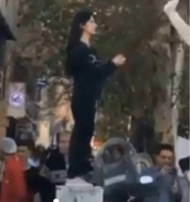 Iran 12 morti nelle proteste. Arrestata una ragazza che manifesta senza velo