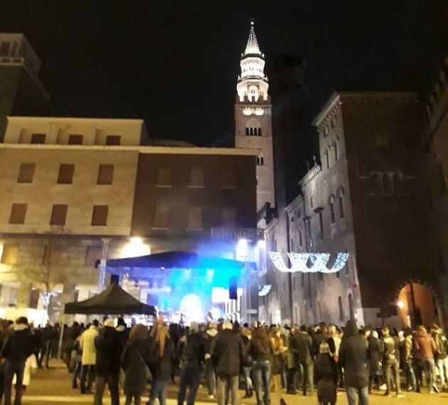 Cremona  ha festeggiato il  Capodanno  2018 al ritmo di rock Tanta gente in piazza