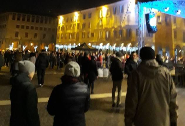 Cremona  ha festeggiato il  Capodanno  2018 al ritmo di rock Tanta gente in piazza