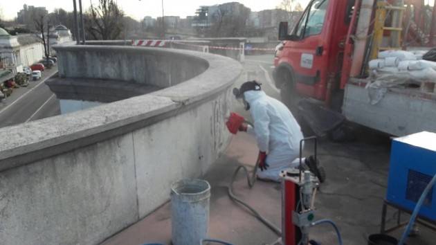 Cremona Pulizia in corso del parapetto del cavalcavia del Civico Cimitero