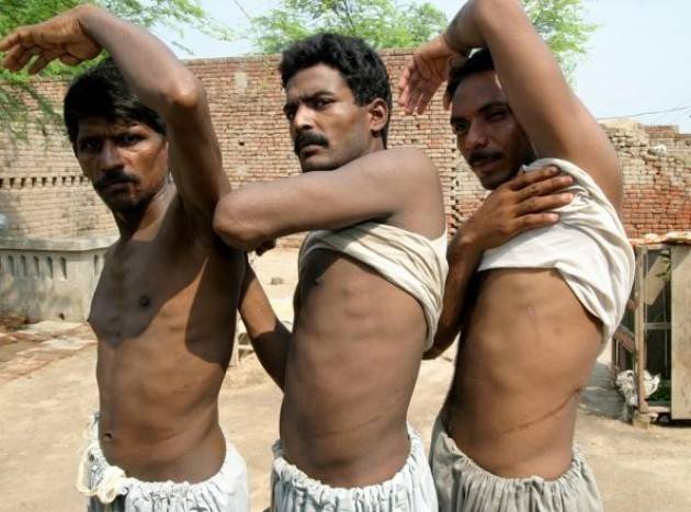 Pianeta migranti. Donazioni forzate di Bruna Sironi