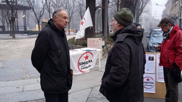 Massimo Gatti candidato Governatore  per la lista Sinistra per la Lombardia presente al banchetto raccolta firme a Cremona