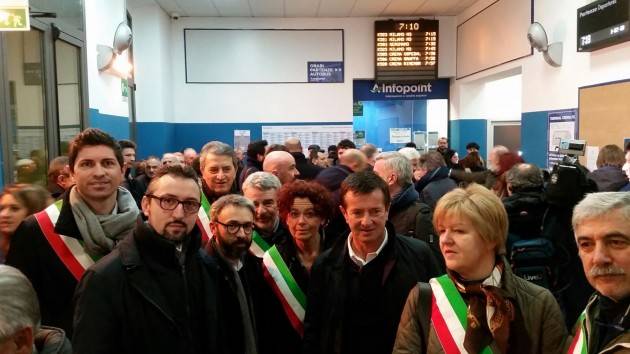 Crema-Treviglio I sindaci del Cremasco in viaggio coi pendolari: per non dimenticare
