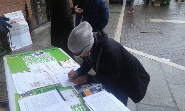 L’Anpi di Cremona in piazza per raccogliere firme sotto la petizione ‘Mai più fascismi’