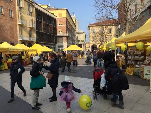 Coldiretti Cremona Campagna Amica in piazza Stradivari, è qui la festa  Tanti cittadini per i sapori e colori del Carnevale