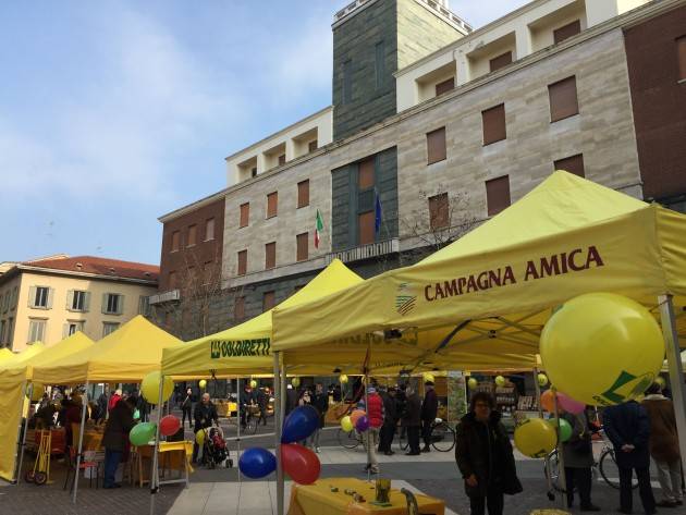 Coldiretti Cremona Campagna Amica in piazza Stradivari, è qui la festa  Tanti cittadini per i sapori e colori del Carnevale