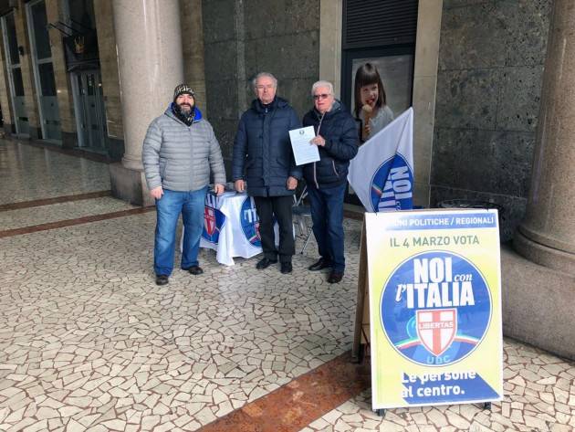 Noi con l'Italia – UDC  Banchetto a Cremona Rappresentare l’anima cattolica nel centro destra.