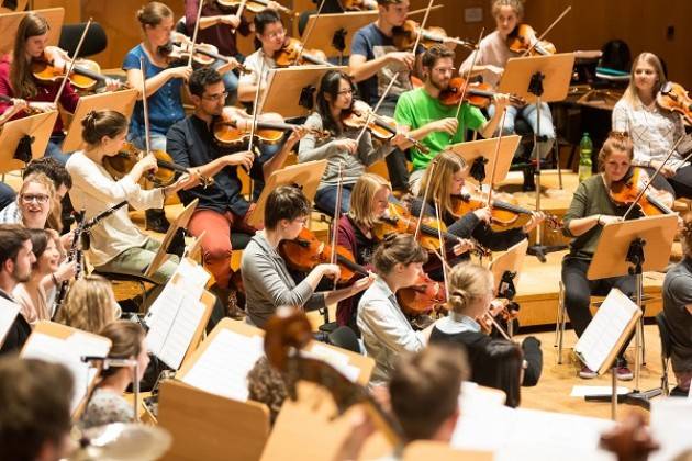 LA JUNGE DEUTSCHE PHILHARMONIE E STEVEN ISSERLIS al Ponchielli Sabato 17 marzo