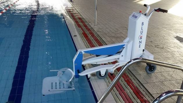 Piscina Sport Management di Cremona Un nuovo sollevatore mobile per facilitare l’accesso disabili
