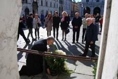 OMAGGIO DEL VESCOVO DI BRESCIA   ALLA STELE CHE RICORDA LA STRAGE DI PIAZZA DELLA LOGGIA