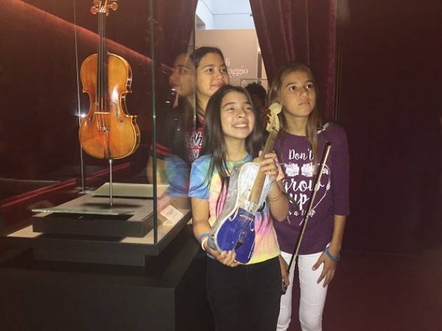 MDV Cremona Il violino dell’Orquesta de Reciclados de Cateura esposto al Museo del Violino