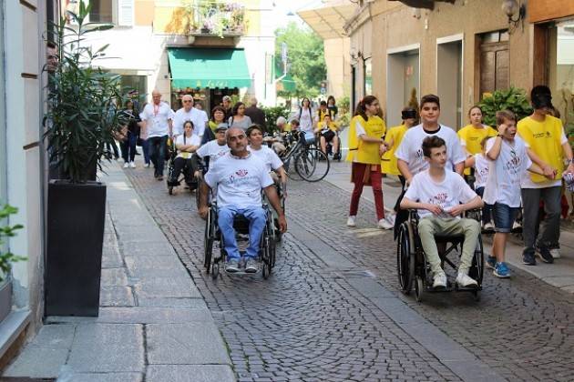 Cremona: giro in carrozzina lungo le vie cittadine, numerosi i partecipanti