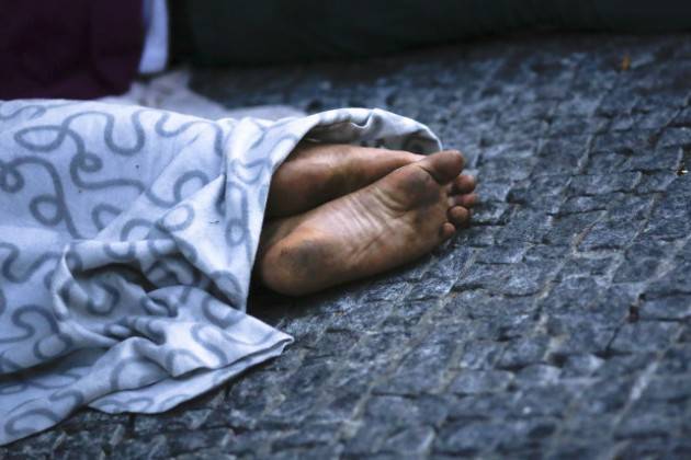 UN PICCOLO IMMIGRATO A PIEDI SCALZI  di Agostino Melega (Cremona)