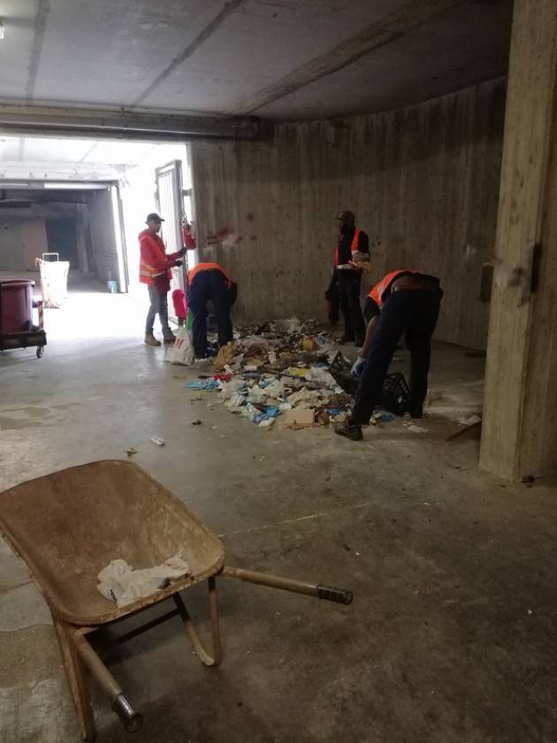 Cremona: sgomberati da rifiuti garage e cantine di via Legione Ceccopieri