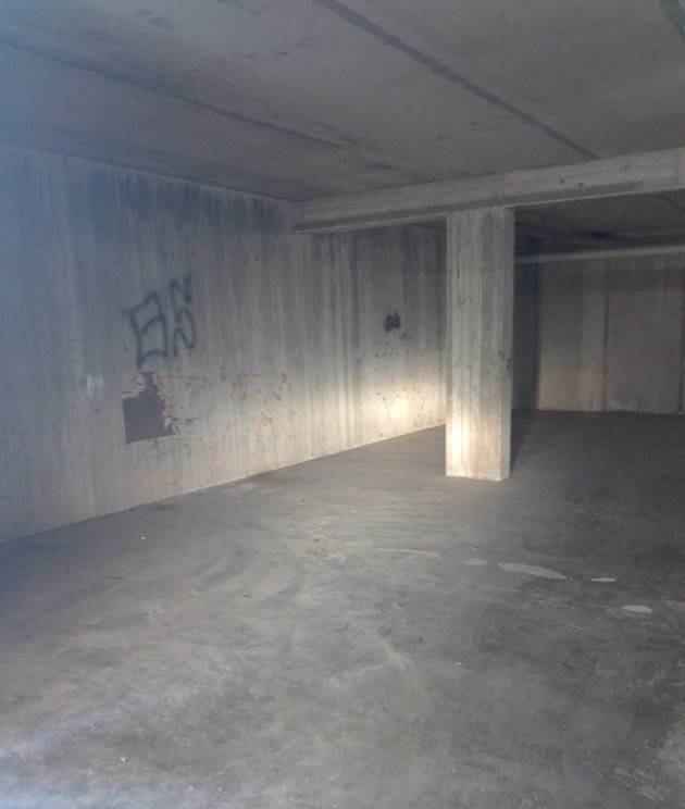 Cremona: sgomberati da rifiuti garage e cantine di via Legione Ceccopieri