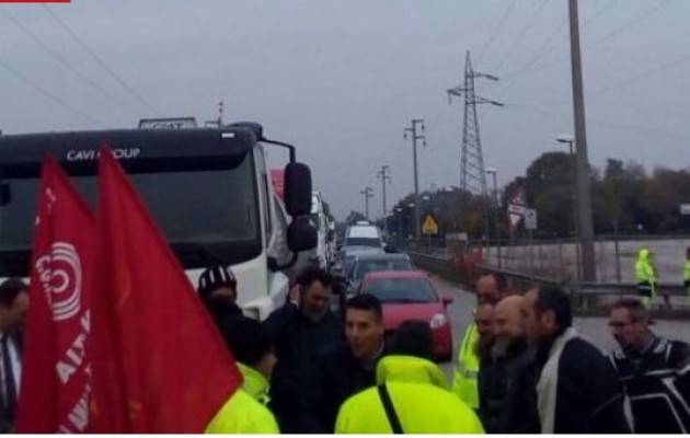 Cgil-Cisl-Uil La protesta Camionisti a Strasburgo contro il taglio delle ore di riposo