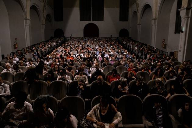 Crema L’Attesa tra cerchi nell’aria e pizzica Concerto Fatf in teatro pieno di magia