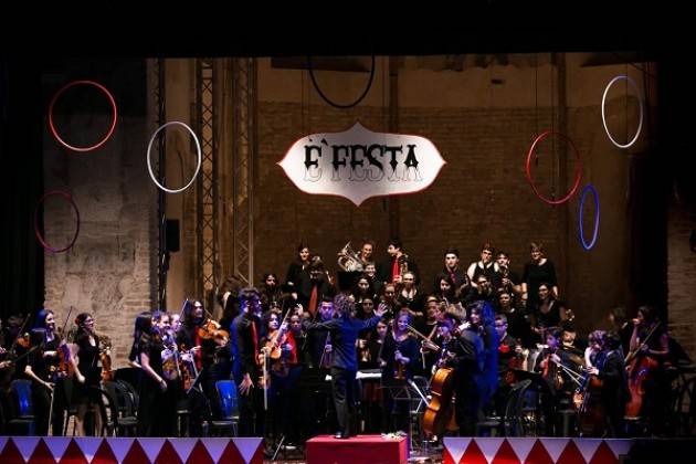 Crema L’Attesa tra cerchi nell’aria e pizzica Concerto Fatf in teatro pieno di magia