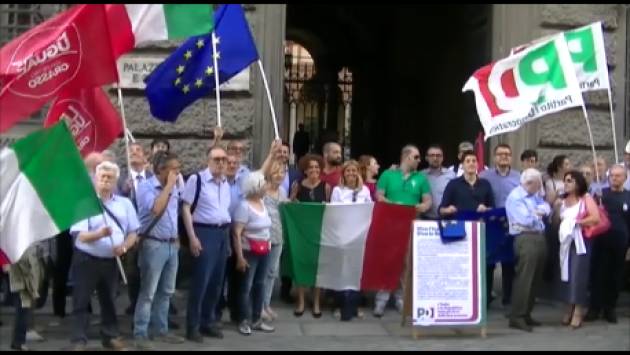 (Video)Tanti cittadini al presidio indetto dal PD Cremona a sostegno di Mattarella e della Costituzione il 30 maggio